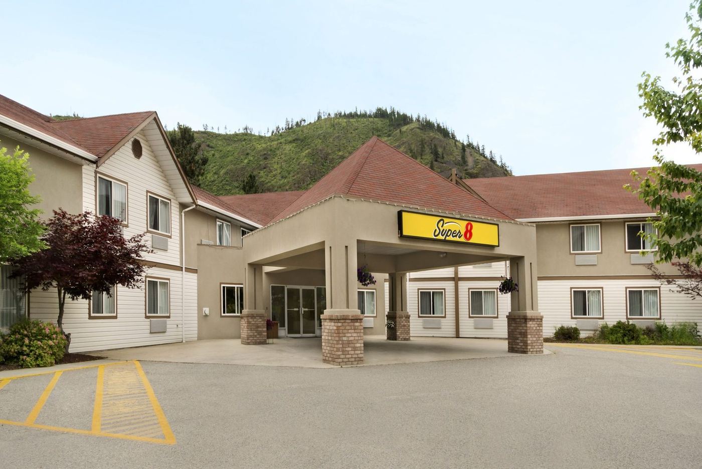 Entrance and porte-cochère of Super 8 by Wyndham West Kelowna